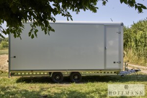 Kofferanhänger Henra GP 503×222×220 Seitentür + Hecktüren · 3.500 kg, 503×222 cm – sofort ab Lager